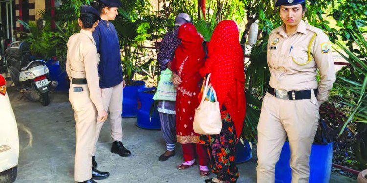 गैस्ट हाऊस से पुलिस ने तीन महिलाओं को रैस्क्यू किया