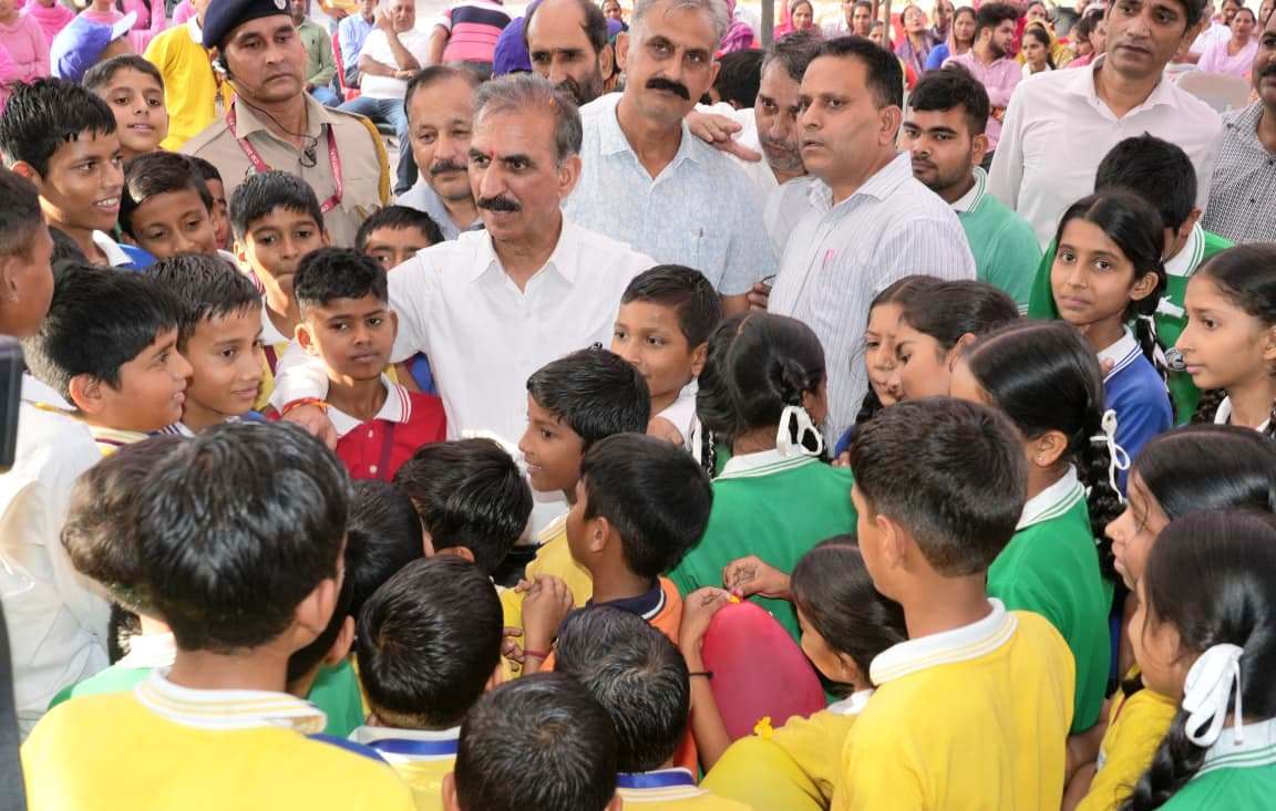 विद्यार्थियों से मुख्यमंत्री का संवाद, करियर से लेकर स्वच्छता और पेपर लीक तक हुए सवाल